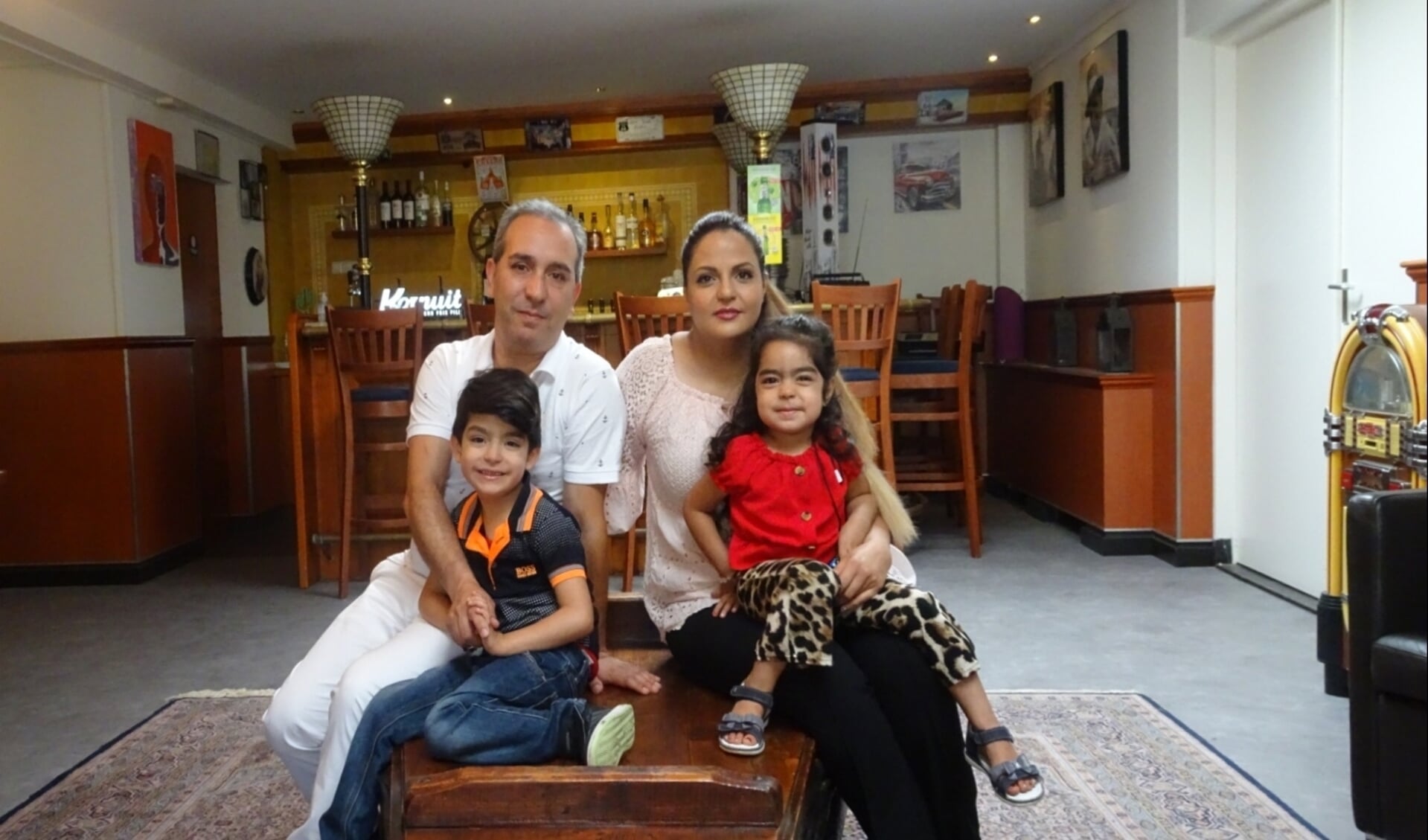 Amir samen met zijn gezin: 'Alles begint bij Het Punt, dus ook samenkomen en elkaar ontmoeten ’