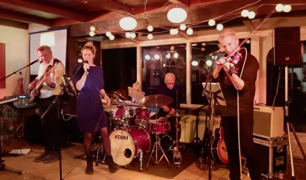 <p>Marije's band speelt in De Brink.</p>