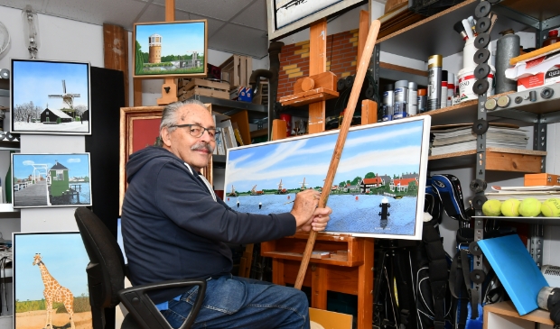 <p>Henk Deyle legt de laatste hand aan zijn laatste werk: een op eikenhout geschilderde voorstelling van de Zaan en Zaanse Schans. </p>