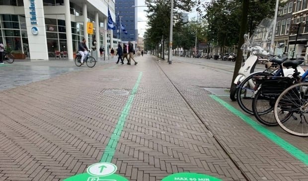 <p>Groene stickers op de grond geven aan waar de fiets lang of kort geparkeerd kan worden.</p> 