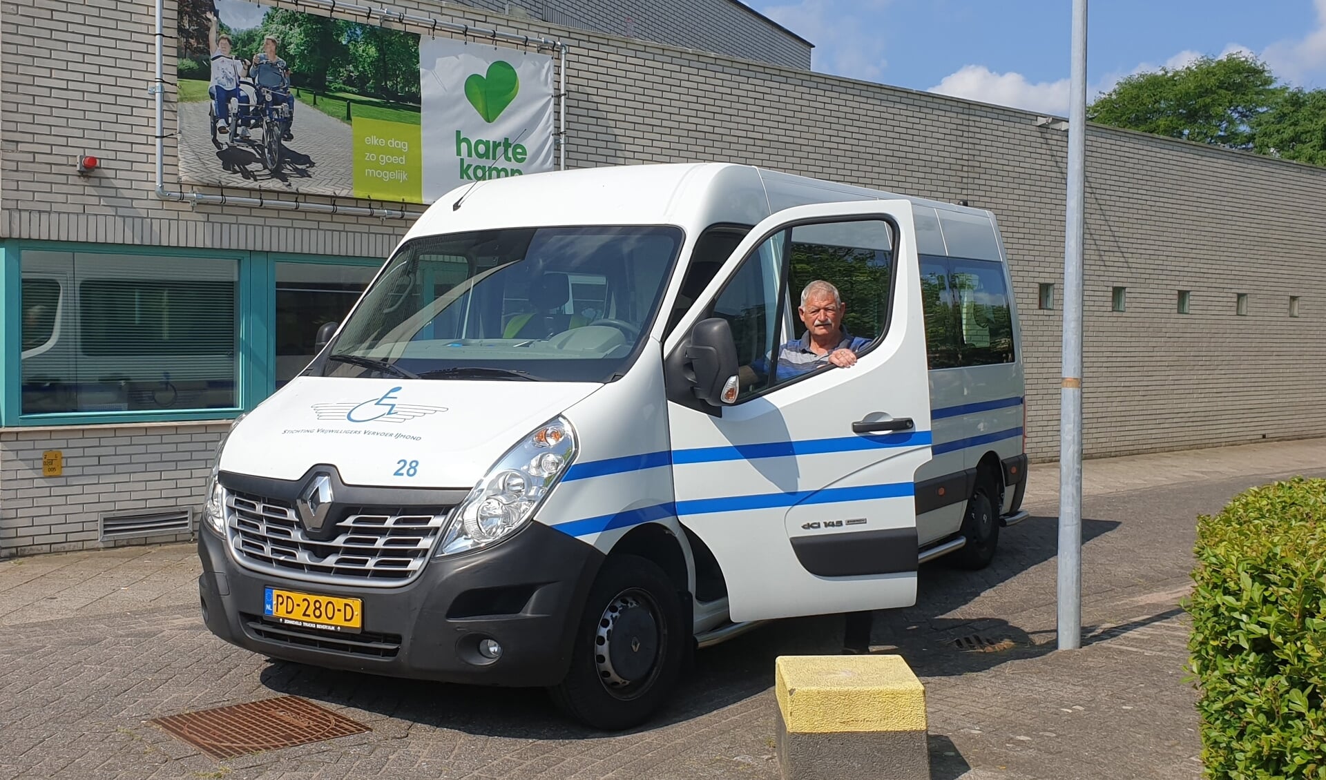 Henk Kamp van Stichting Vrijwilligers Vervoer IJmond bij zorgcentrum Harteheem