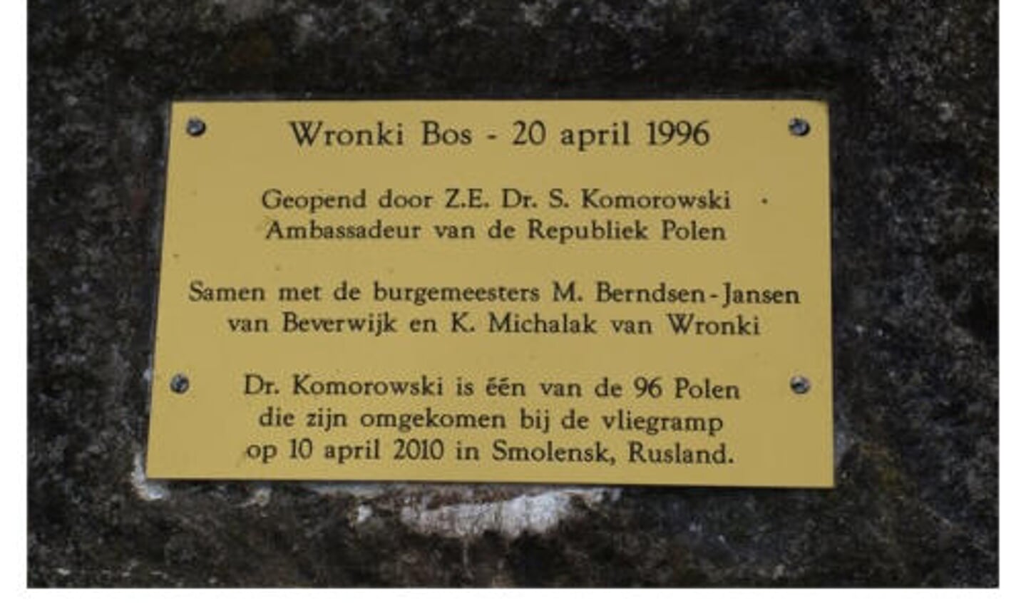 De gedenksteen die is geplaatst bij de opening van het Wronki Bos in Beverwijk, 1996.