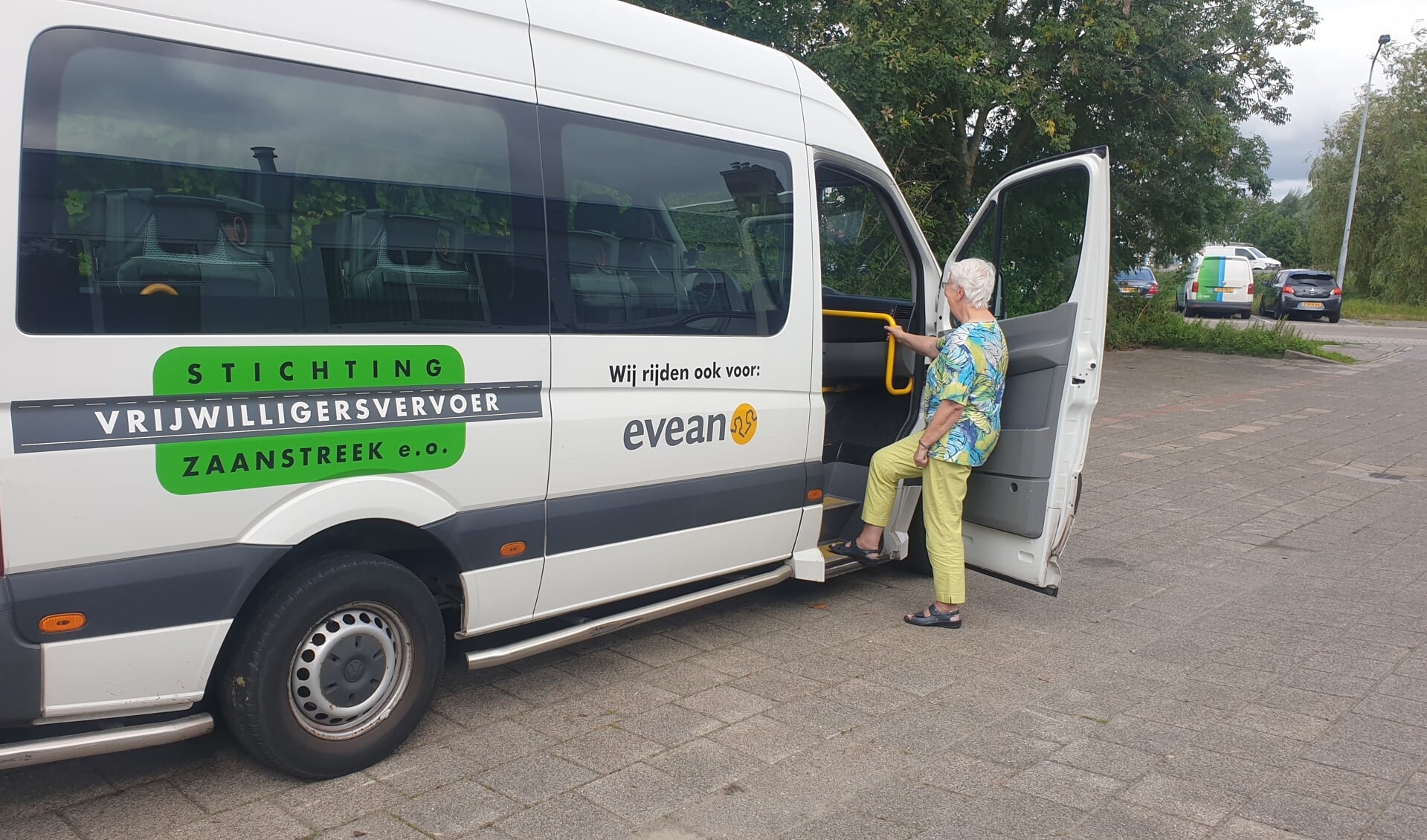 Moderne busjes vervoeren mensen met en zonder rolstoel.
