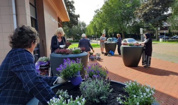 <p>Verschillende bewoners zijn de planten aan het poten</p>