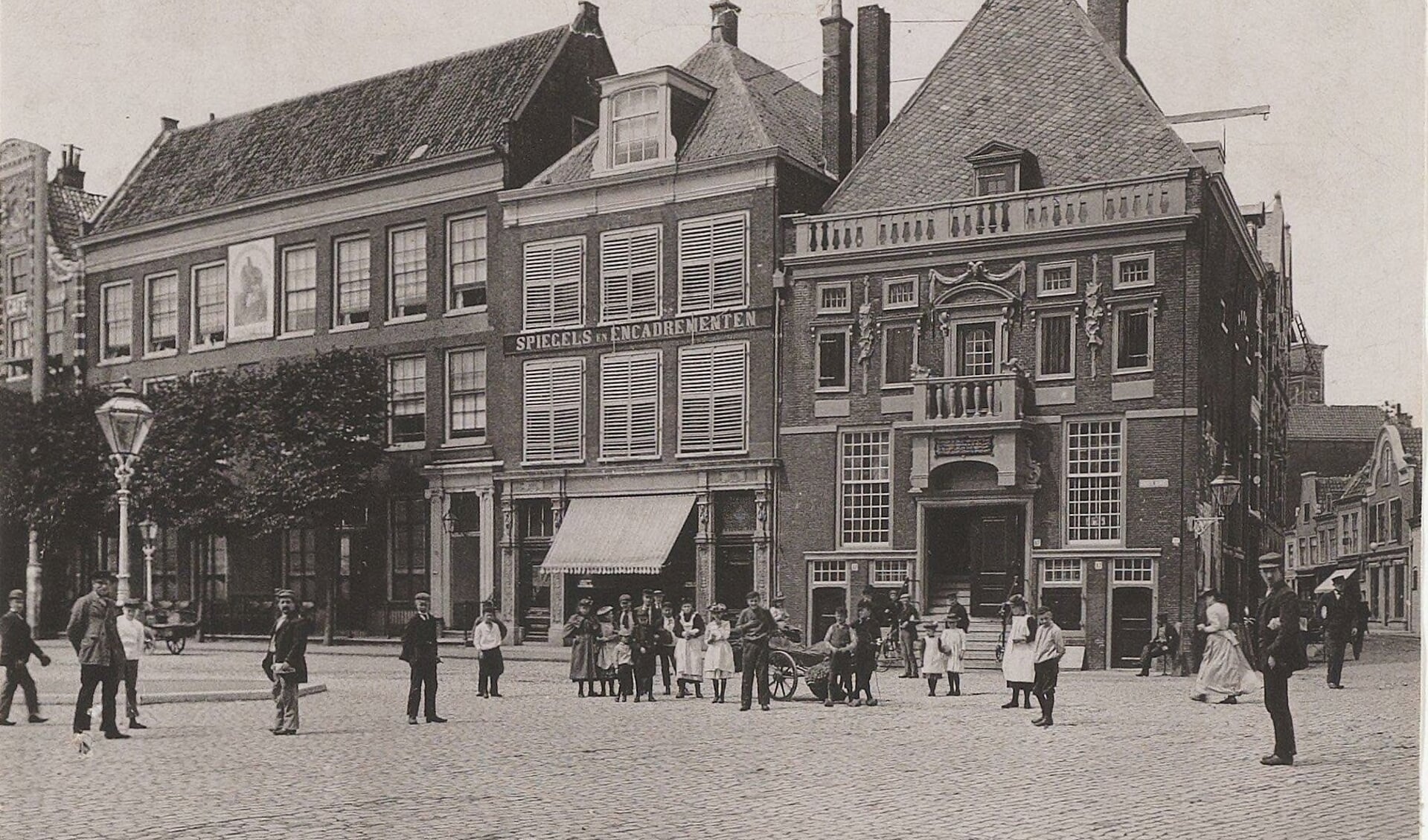 Bouwsporen en historische gegevens wijzen erop dat het huis ‘Grote Markt 17’ 13de-eeuws is. 
