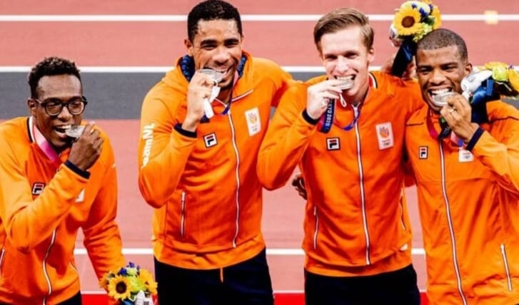Zilver voor de Nederlandse 4x400 meter estafettemannen. Vlnr. Liemarvin Bonevacia, Terrence Agard, Tony van Diepen en Ramsey Angela.