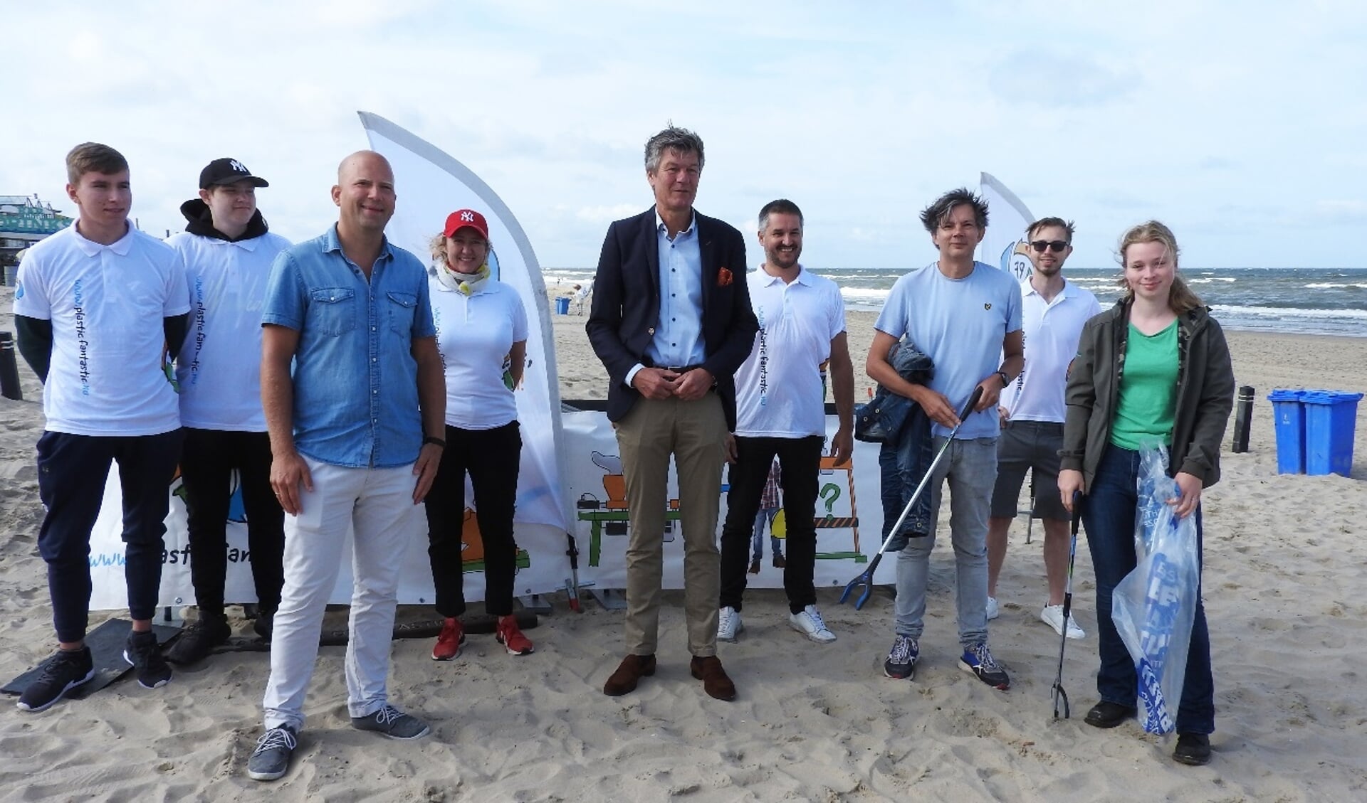 Burgemeester Mans bij de start met vertegenwoordigers van Camping Geversduin, Boskalis Beach Cleanup, Stichting Noordzee en Save Plastics/Plastic Fantastic.