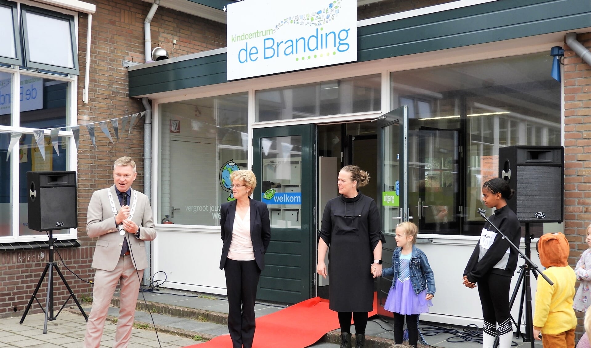 Burgemeester Rehwinkel, bestuursvoorzitter Carla Smits en directeur Mariëlle Schipper bij de opening van kindcentrum De Branding in Egmond aan Zee.