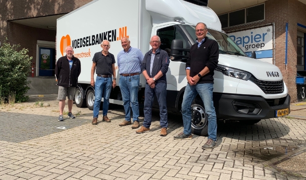(v.l.n.r.) Hans Brinkhuis, Ger Heere en Thijs Fluri van de stichting Vrijwillige Bewindvoering, Gert van der Meer (penningmeester Voedselbank) en Peter Peeperkorn (Voedselbank) Will Cox, bestuurslid PR en Communicatie van de Voedselbank Zaanstreek ontbreekt want hij moest de foto maken...