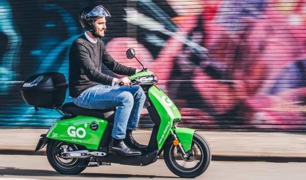 <p>De snellere scooter is bedoeld voor de langere afstanden. Bij gebruik is een helm verplicht. Er zitten standaard twee in de topkoffer.</p>