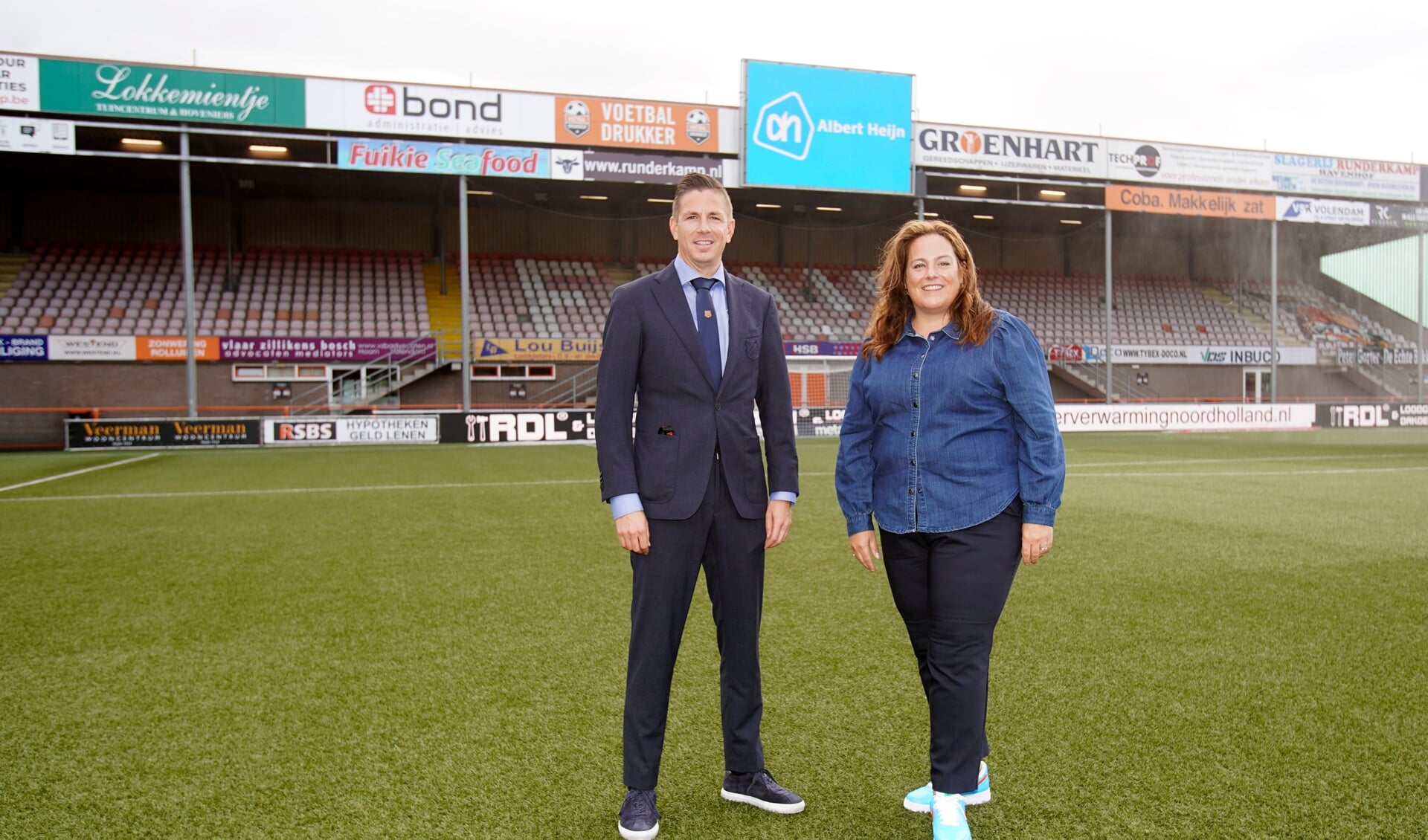 Mike Tol, commercieel manager FC Volendam en Barbera Rahn, Director Lokale Marketing Albert Heijn zijn blij met de vernieuwde samenwerking. Daarom is er zondag een gratis AH-FC Volendam Familiedag in het Kras Stadion. (Foto: FC Volendam) 