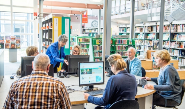 <p>Al een kwart eeuw helpt SeniorWeb senioren op weg met de computer.</p>