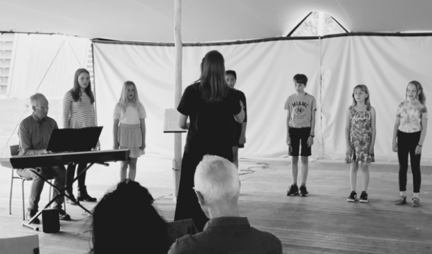 <p>Het kinderkoor Zing Zang zingt tussendoor.</p>