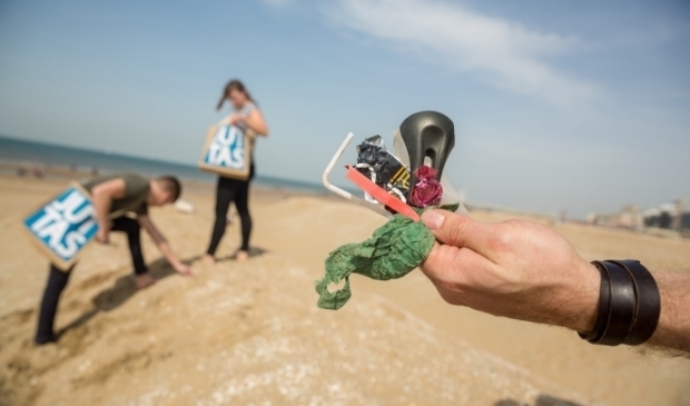 <p>Ondanks de introductie van het plasticvrije terras wordt volgens de grondstofjutters van Scheveningen nog veel wegwerpplastic op het strand gevonden. </p>