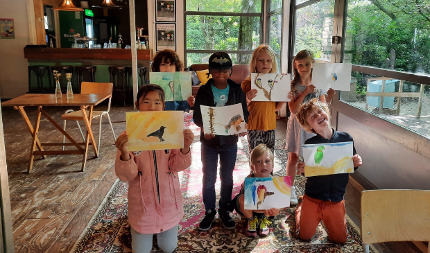 <p>Trots laten de kinderen hun tekeningen zien, gemaakt tijdens Atelier Natuur. </p>