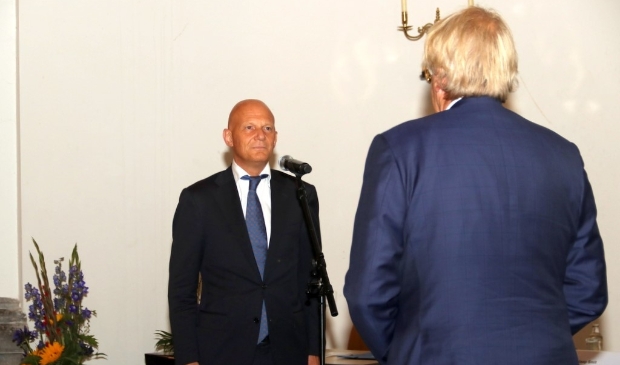Installatie van burgemeester Wijbenga door commissaris van de Koning Jaap Smit.