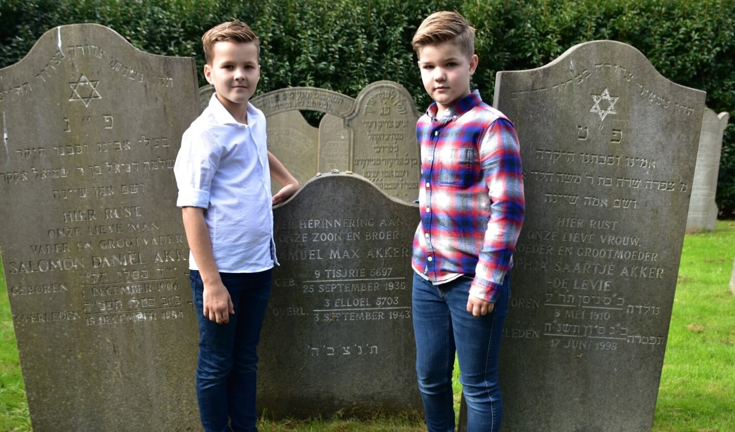De broers Tren (l) en Tors Busker bij de Joodse begraafplaats.