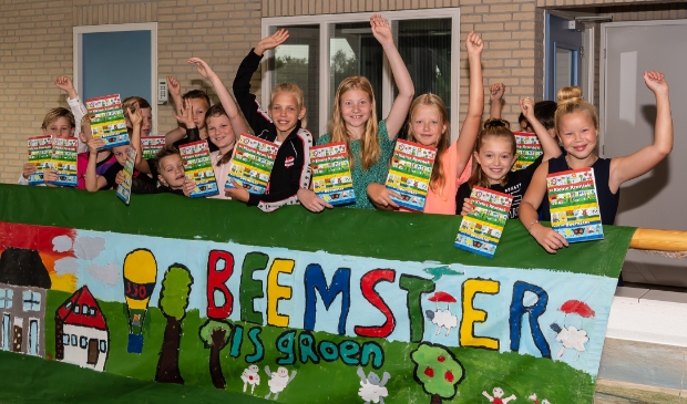 <p>Blije kinderen met de eerste exemplaren van 'De Kleine Kroniek van de Beemster'.</p>