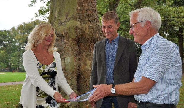 <p pstyle="PLAT">Esther Rommel, als gedeputeerde, ontvangt uit handen samensteller Bart Korf het Kennisdocument Natuur in het Oer-IJ gebied. </p>