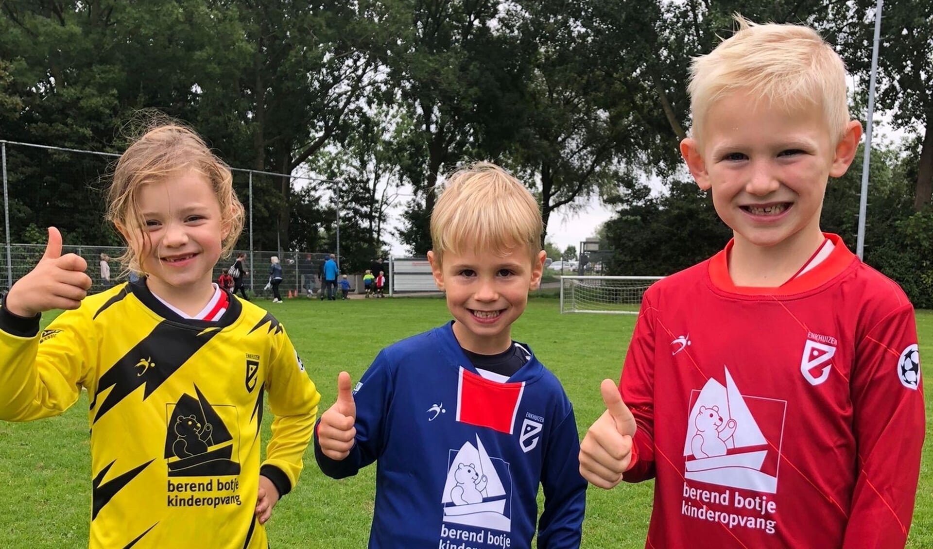 Kabouters van s.v. Enkhuizen zijn blij met hun mooie voetbal shirts.