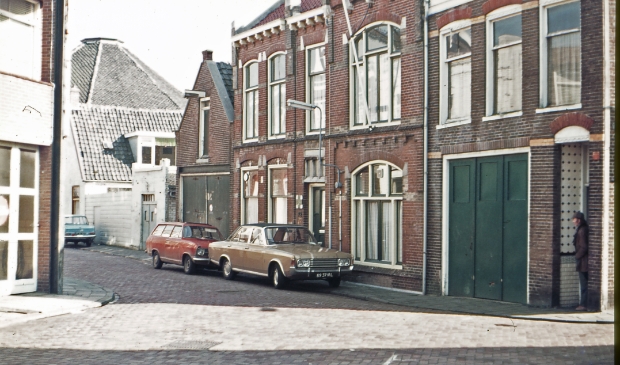 Witte kruis in Breewaterstraat.