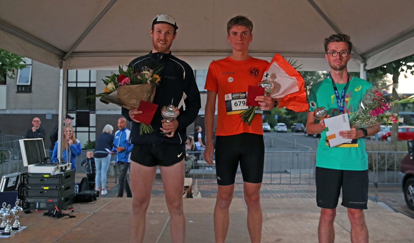 Podium 5,5 kilometer mannen: winnaar Pepijn Smilda (m), nummer 2 Martijn Bootsma (l) en nummer 3 Roger Prudon.