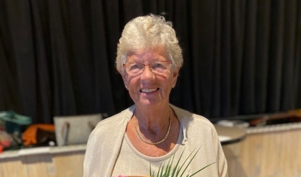 <p>Dina van Roozendaal al 50 jaar met veel plezier lid van Vrouwen van Nu Stede Broec</p>