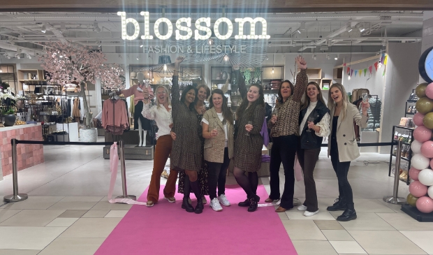 <p>Het enthousiaste team van Blossom bij de opening, 2e van links Kiran. </p>