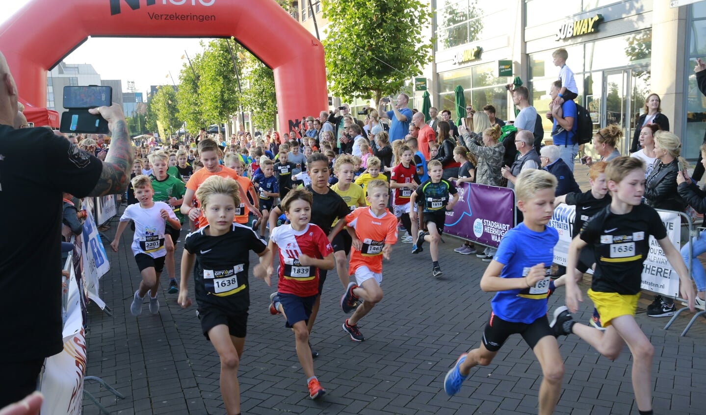 De jeugd gaat van start in de Heerhugowaard Cityrun editie 2021.