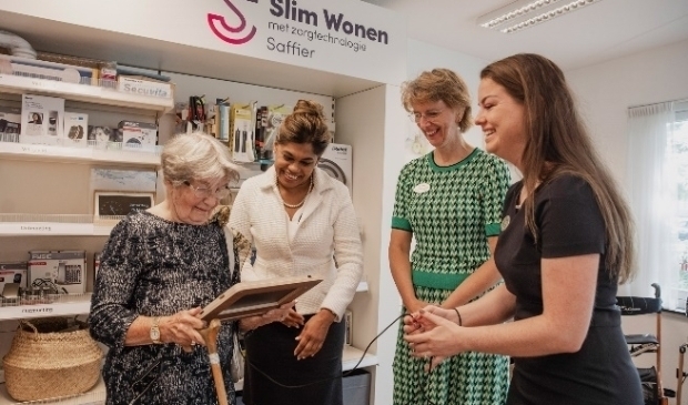 <p>In aanwezigheid van wethouder Kavita Parbhudayal bekijkt een van de bezoekers het speciale ouderentablet de Compaan; </p>