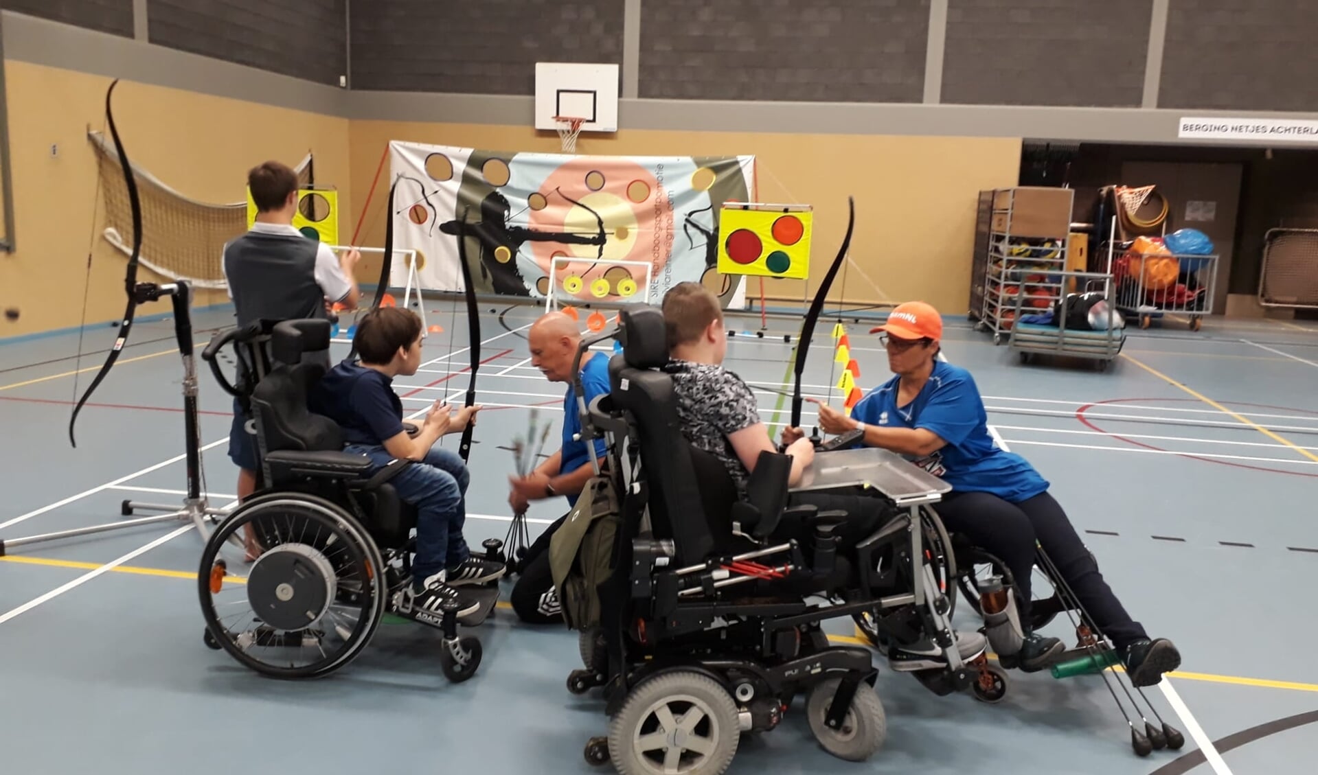 Paralympische sportdag met o.a. kickboksen en handboogschieten bij Heliomare College Alkmaar 