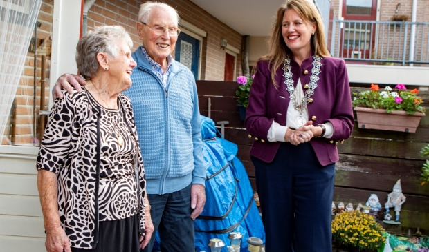 <p>Burgemeester Anja Schouten feliciteert Leo en Alie Wassing-De Vet.</p>