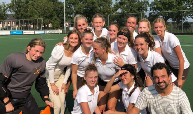 <p>Dames 1 kon opnieuw juichen na de zwaarbevochten 2-1 zege op Nieuwkoop.</p>