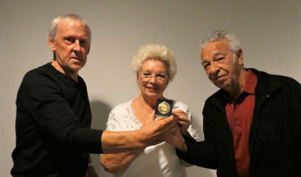<p>Toos van der Vuurst staat tussen Martin de Rooij en Jan Dekker in met de medailles.</p>