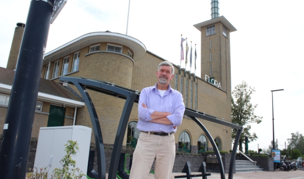 <p>Gé Vaartjes is verbijsterd over de komst van de fietsenstalling.</p>