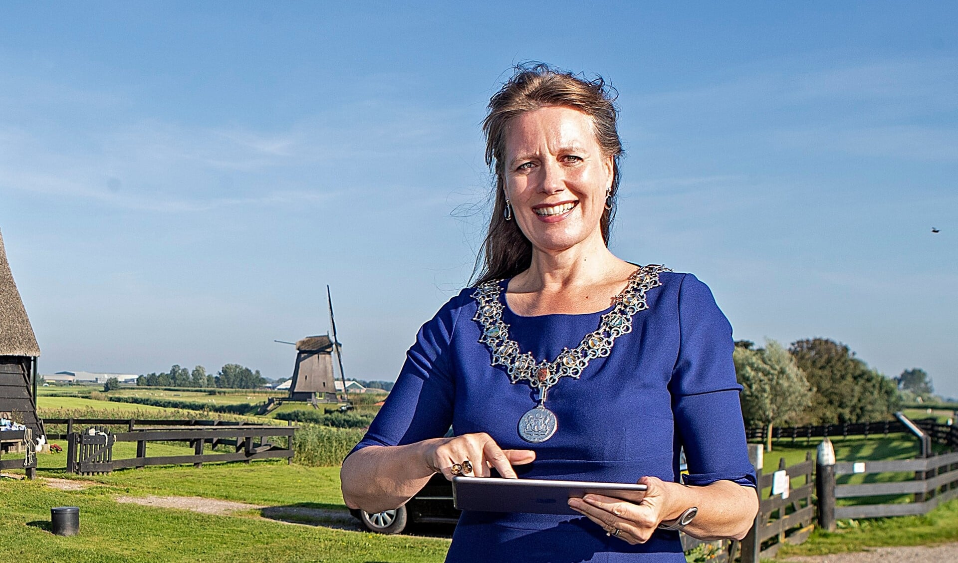ALKMAAR - 27-08-2021, Anja Schouten molenprijs. Bij Molen G, Molendijk 8 tussen Ursem en Schermerhorn stemt burgemeester Anja Schouten voor de Molenprijs.