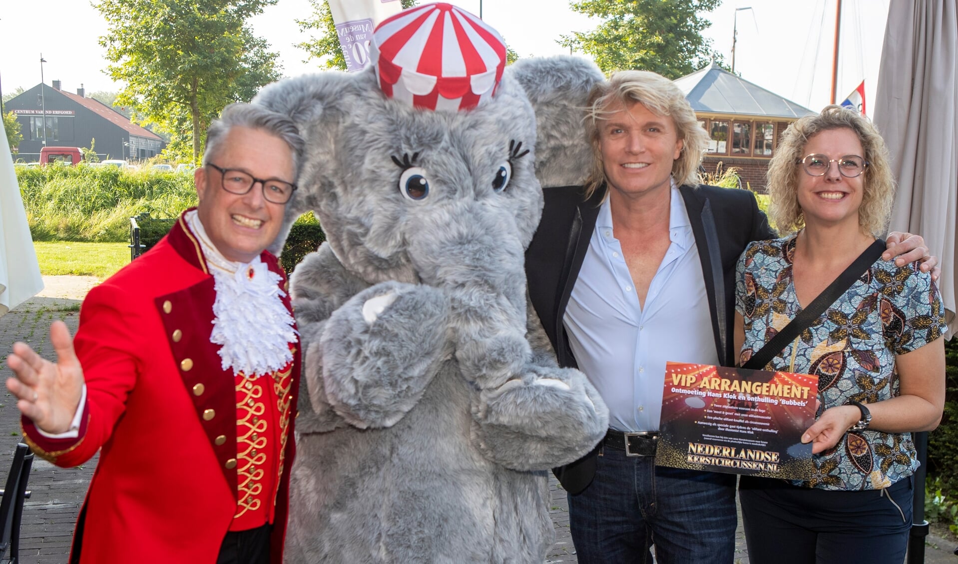 Hans Klok onthult de naam van de circus mascotte Bubbels. Rechts naambedenker Mandy Kuijk en links Wintercircus-directeur Adze J Lubach.