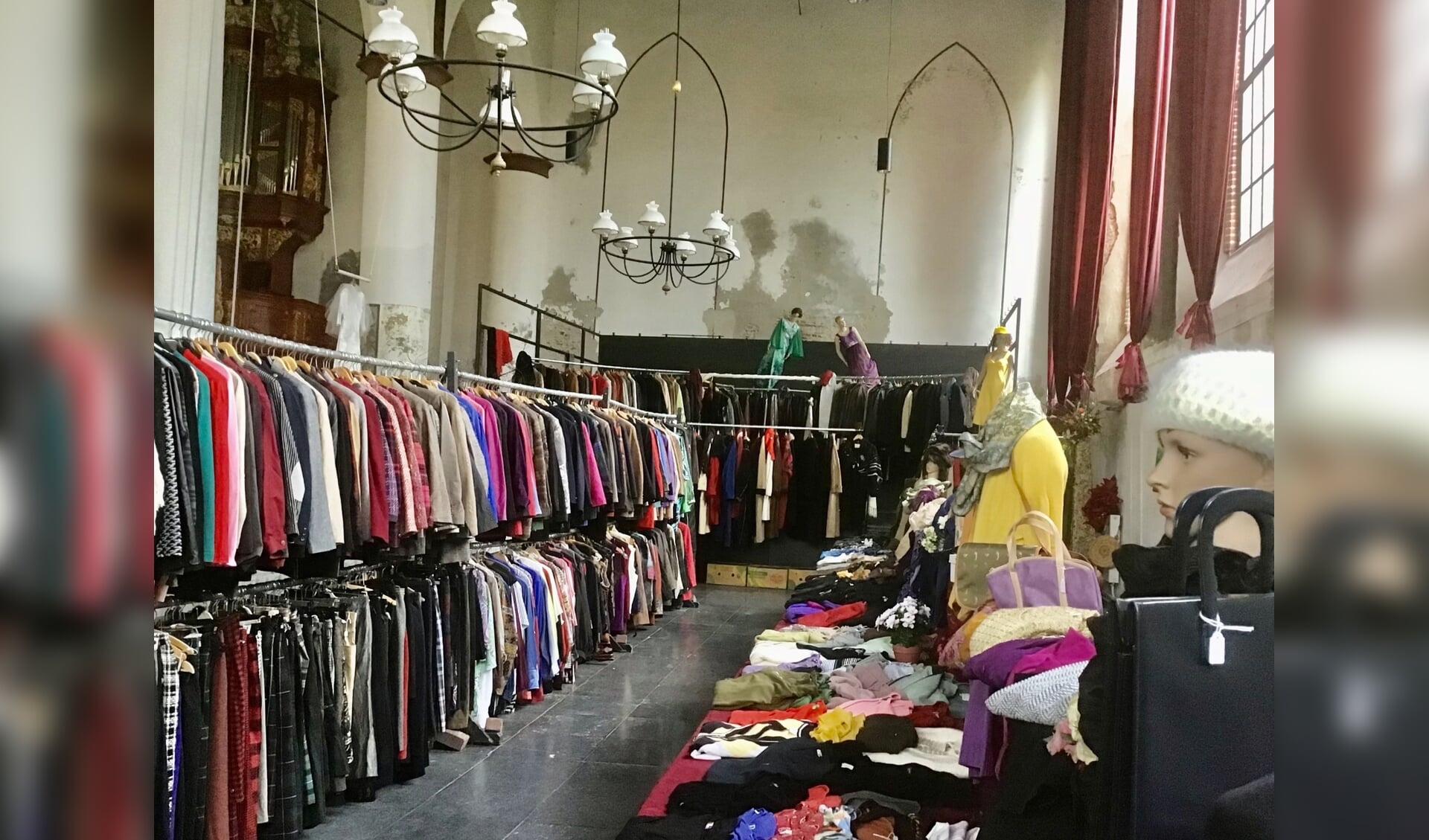 Ontzettend veel aanbod op de kledingmarkt in de Bonifaciuskerk.