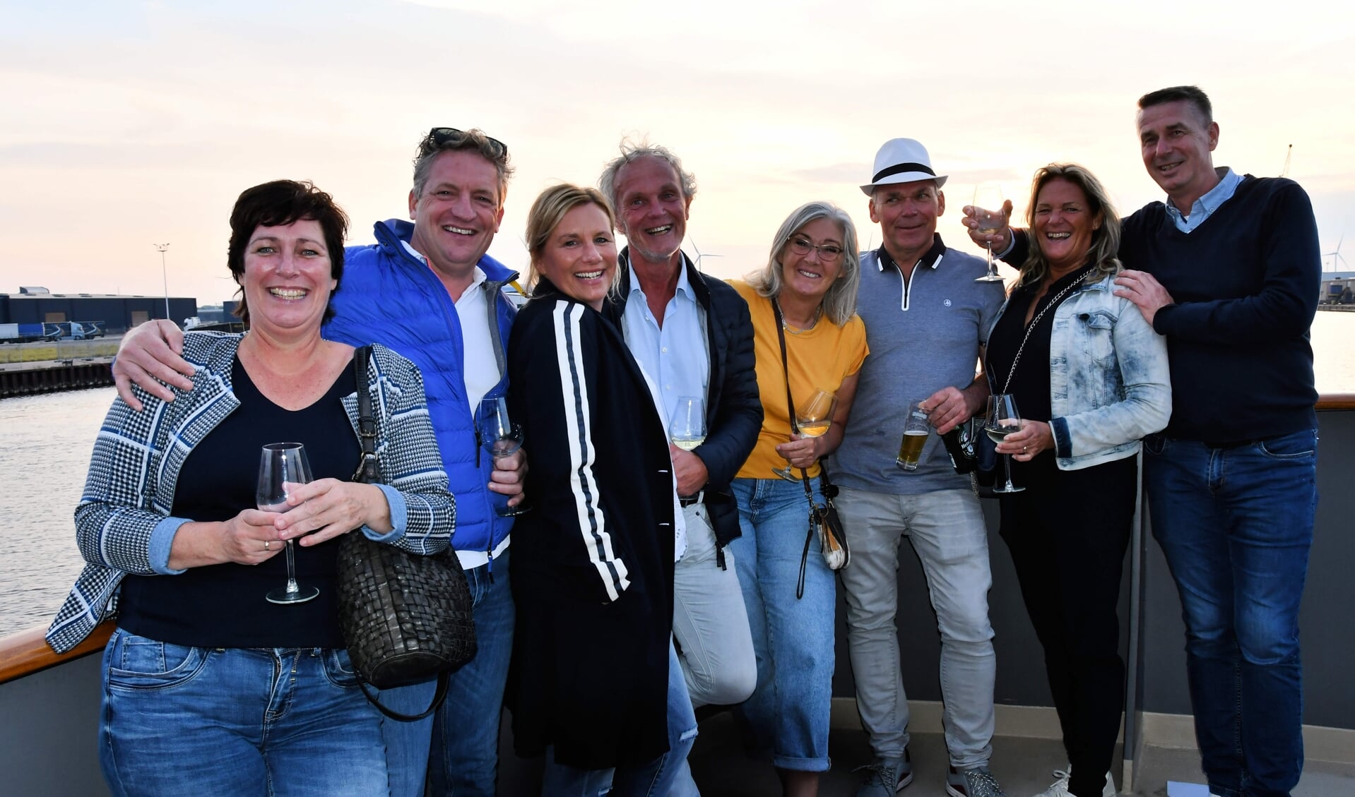 Natascha en Jan Doets, Ronald en Ingrid Knook, Hans Paulich, Monique Tessel en Bernadette en Pe van Beusekom uit Monnickendam vermaken zich goed tijdens de Havensafari. 