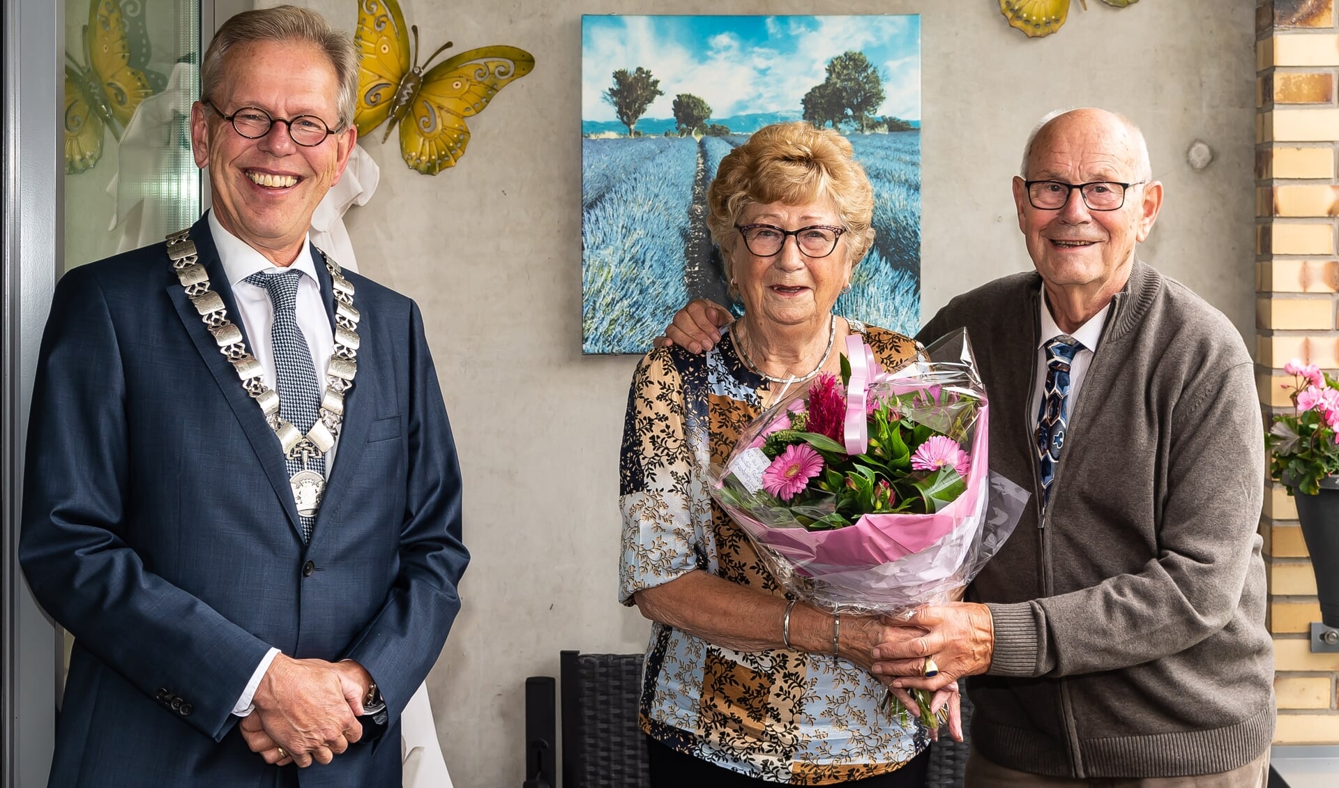 Burgemeester Bijl feliciteert André en Bep Koopman-Winter.