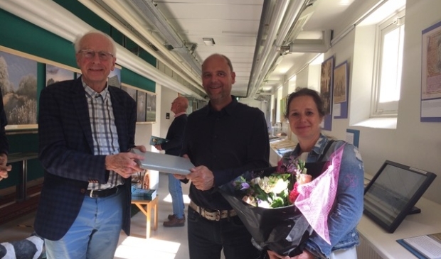 <p class="ONDERSCHRIFT" pstyle="ONDERSCHRIFT">De familie Van der Laan werd verwelkomd door voorzitter Jacob Ouderkerken.</p>