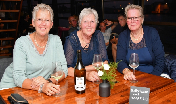 <p>Marianne Smak, Klara Schaft en Nel Wals uit Oostzaan vermaken zich goed in de salon.</p>