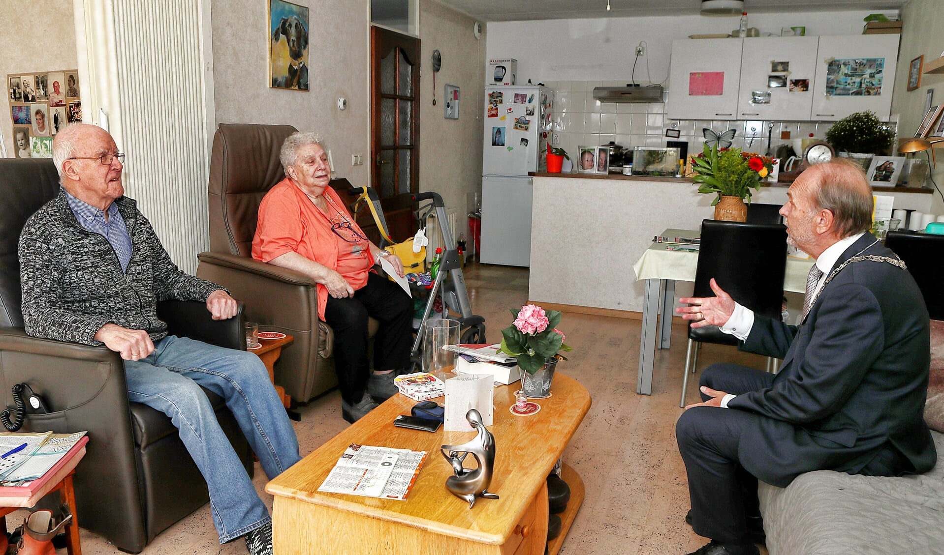 Burgemeester Bert Blase in gesprek met het jubilerende bruidspaar Joop en Joke Kerkhoven-Munnik.
