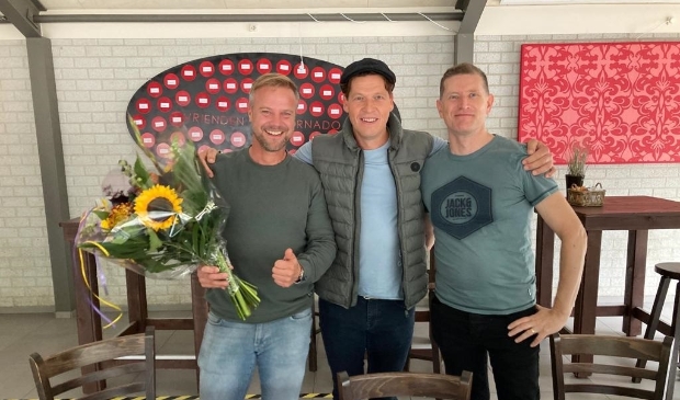 <p>Vlnr: Elco van Wijk van Keukenstunter, Sanistunter Alkmaar, Dennis Engelsma (sponsorcommissie Tornado) en Tornado-voorzitter Martijn Agterberg.</p>