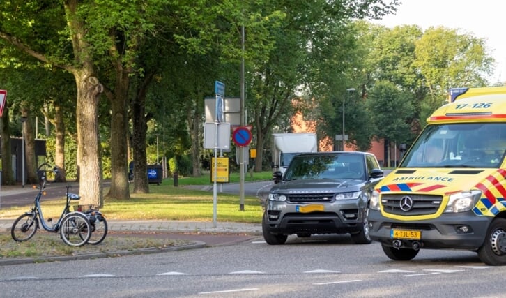 Op het kruispunt Willem de Zwijgerlaan met de Westfrankelandsedijk heeft dinsdagochtend een aanrijding plaatsgevonden tussen een auto en een driewieler`.