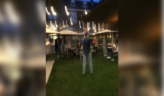 <p pstyle="PLAT">CDA lijsttrekker Dijkman spreekt de leden toe.</p>