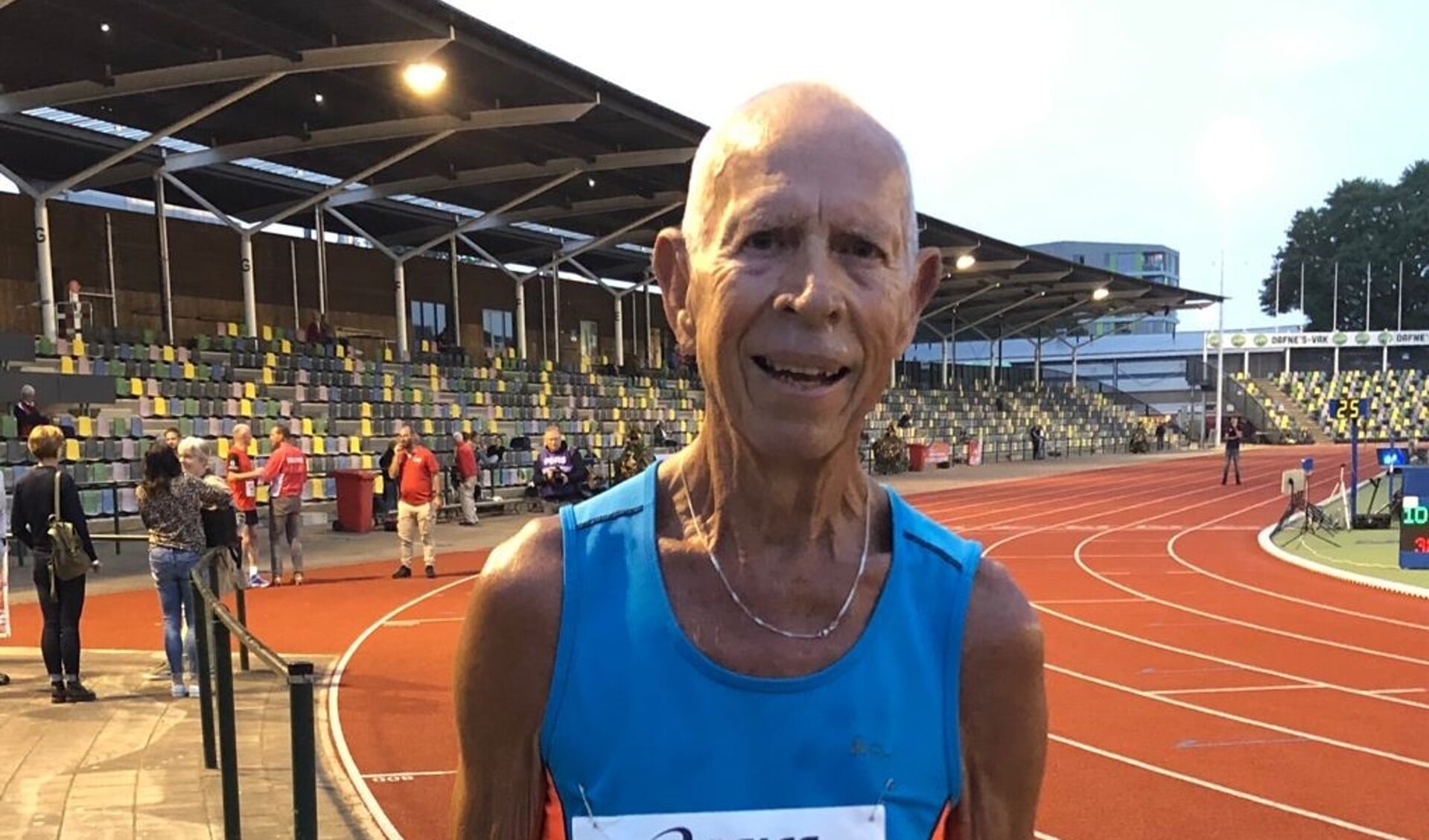 De tachtigjarige Walter van Gelderen heeft in Hengelo een persoonlijk record gelopen en daarmee zijn semi professionele hardloop carrière beëindigd.
