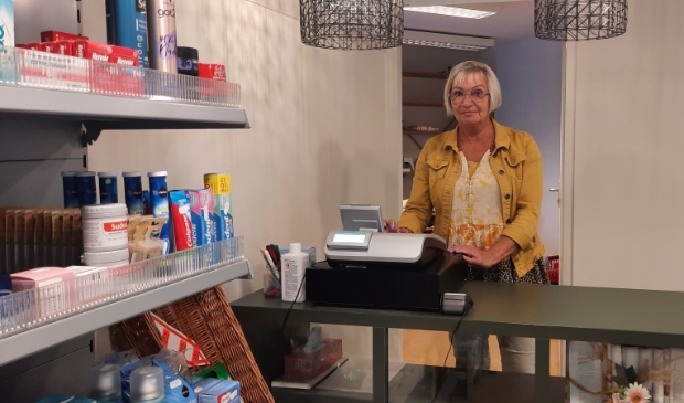 Bea Jongejan in het winkeltje van De Bron in Schagen.