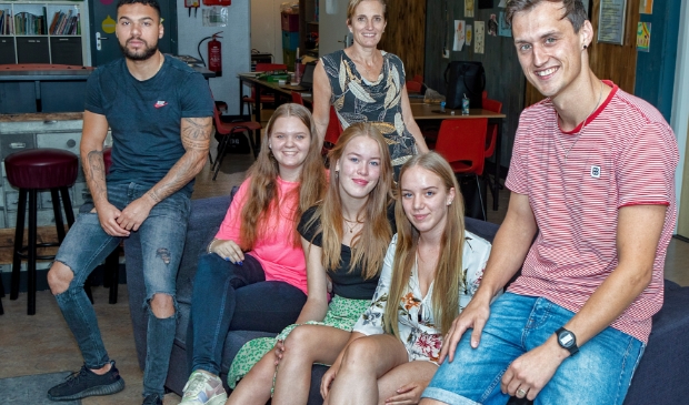<p>De Huiskamer in Wijkcentrum de Zon. Annemieke (achter) en Thijs (rechts) samen met een paar studenten van het Horizon College.</p>