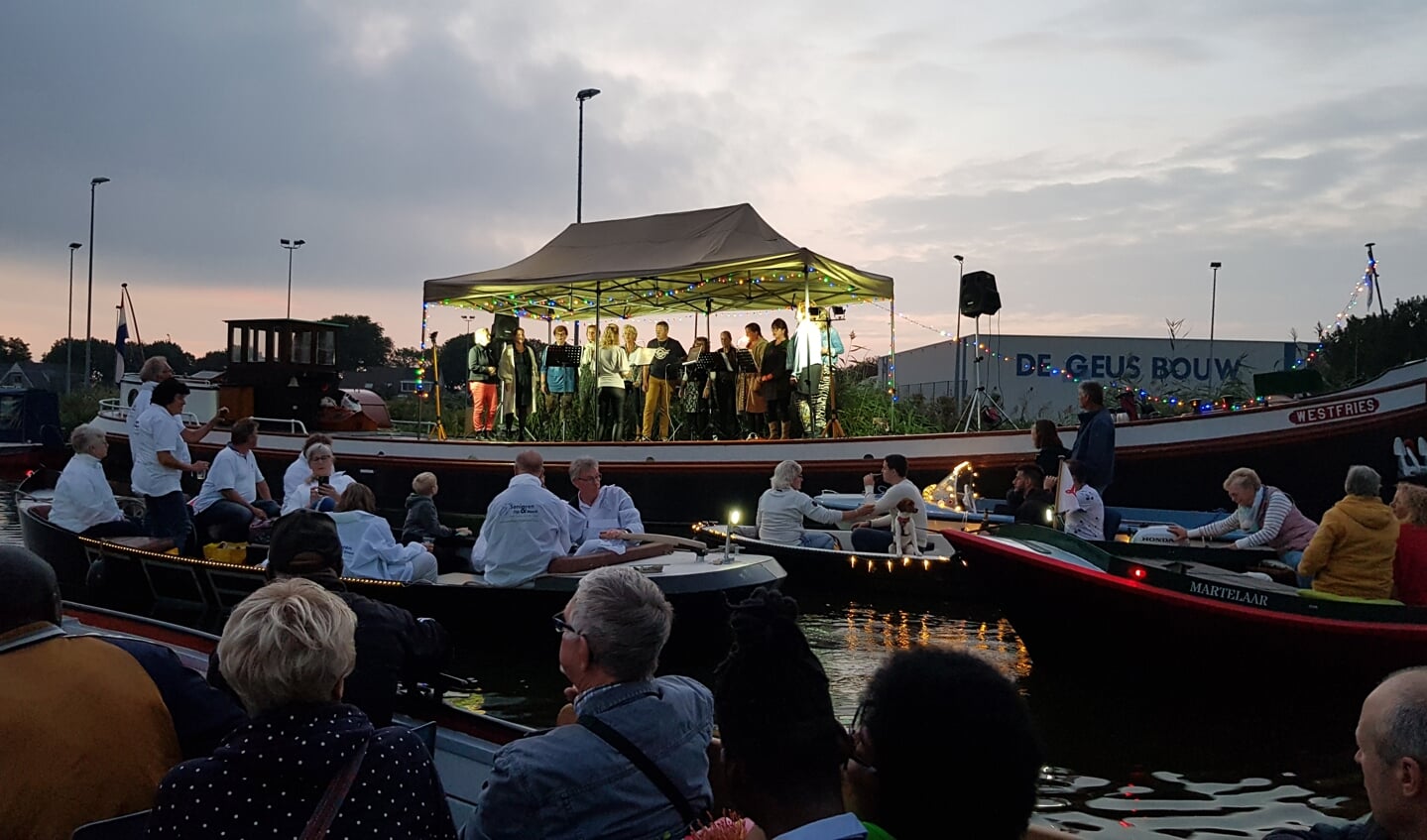 De Sas-Singers zingen uit volle borst vanaf het museumschip de Westfries.